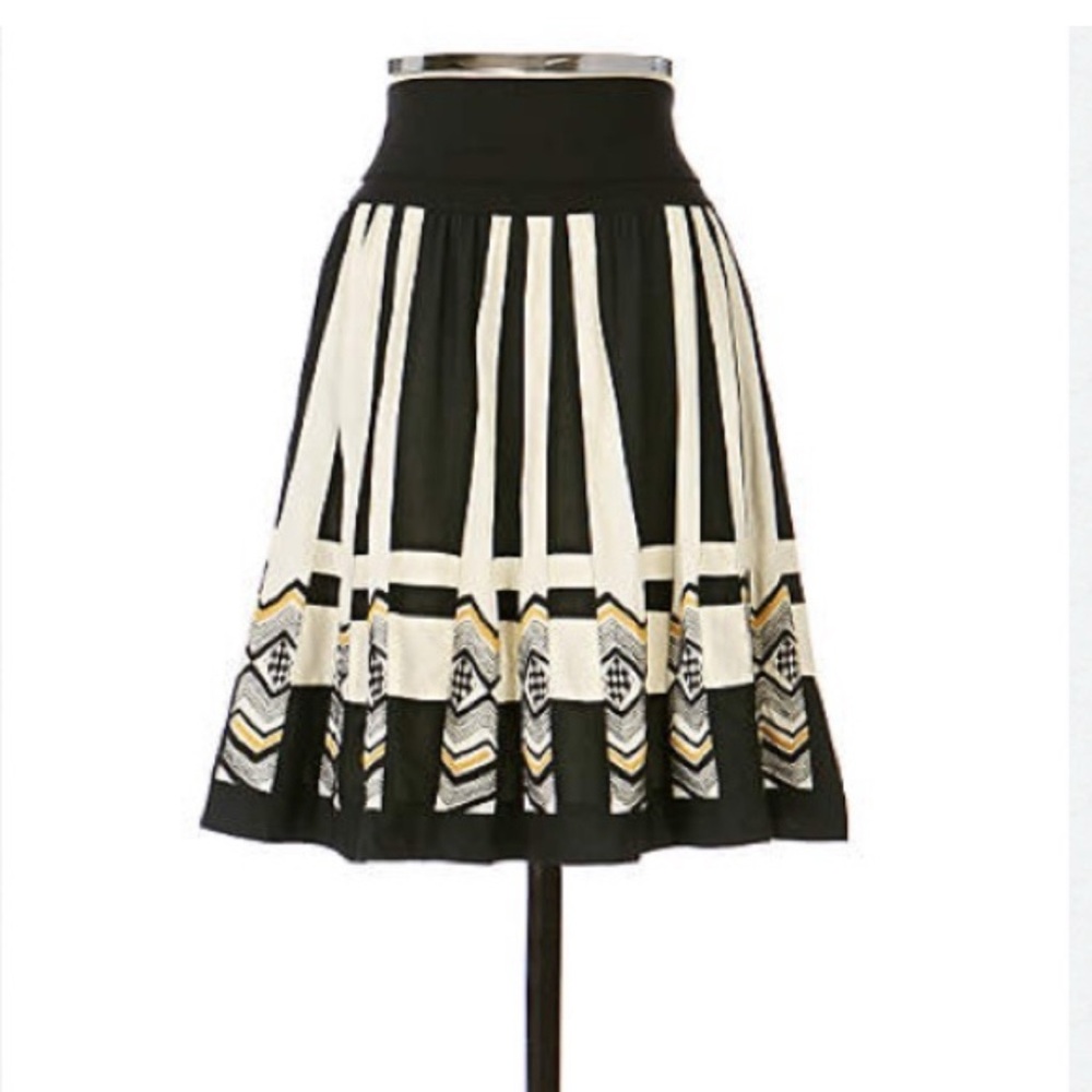 🙏🏻ISO🙏🏻 Lithe skirt, medium